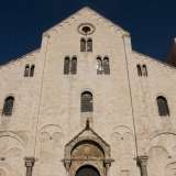 A partire dagli anni 30 del Novecento la Sovrintendenza decise di �rendere giustizia� al vilipeso romanico, estirpando in numerose chiese pugliesi (come la Basilica di San Nicola) tutto ci� che era stato aggiunto dai �famigerati� artisti barocchi del 600 e 700